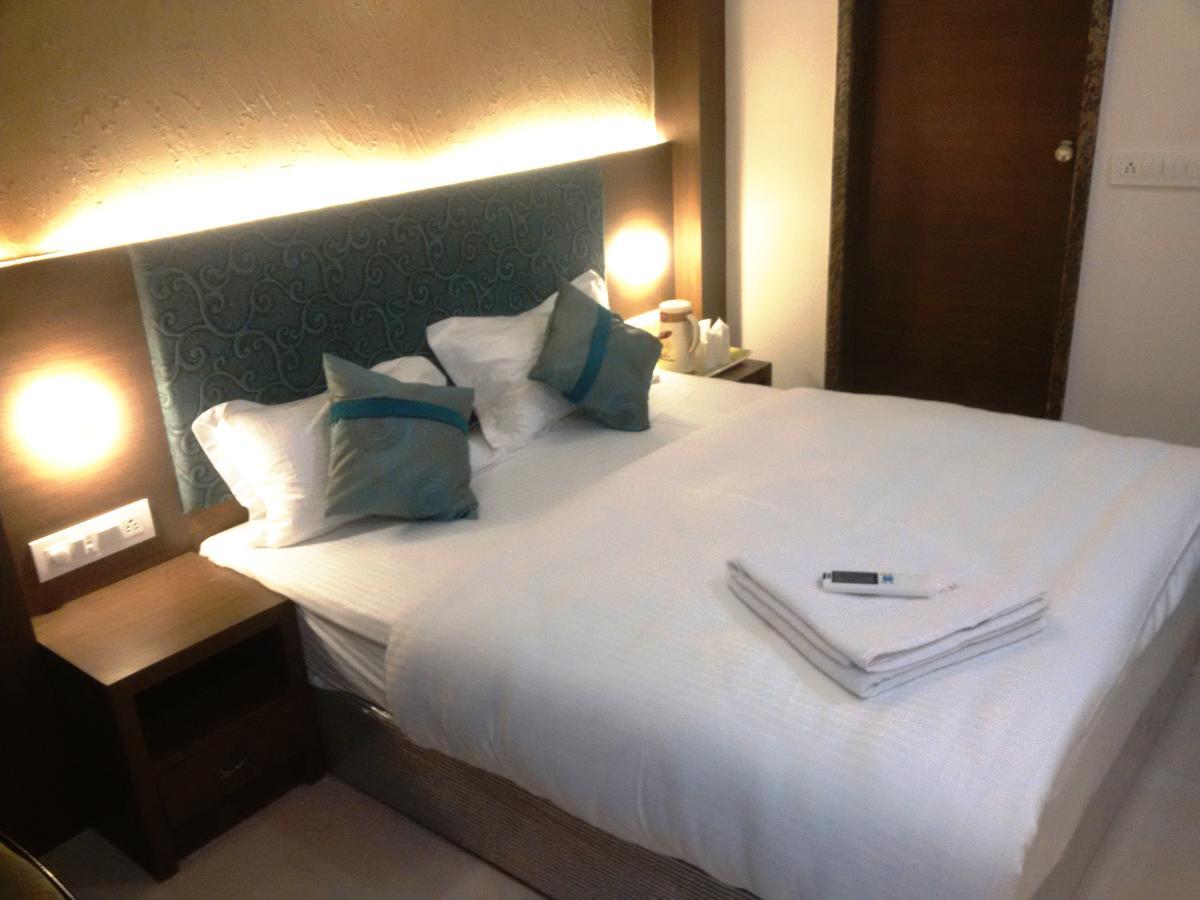Hotel Chandragupta Ujjain Bagian luar foto