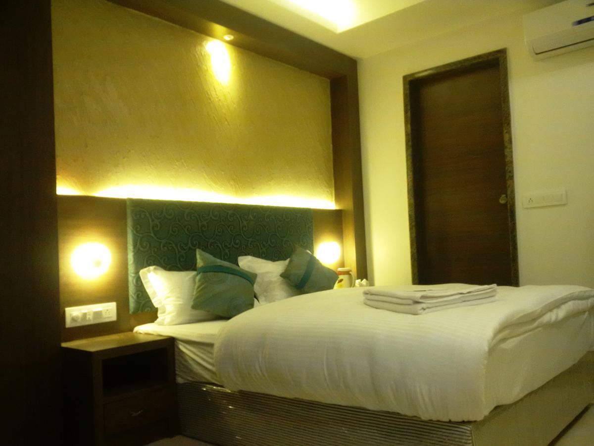 Hotel Chandragupta Ujjain Bagian luar foto