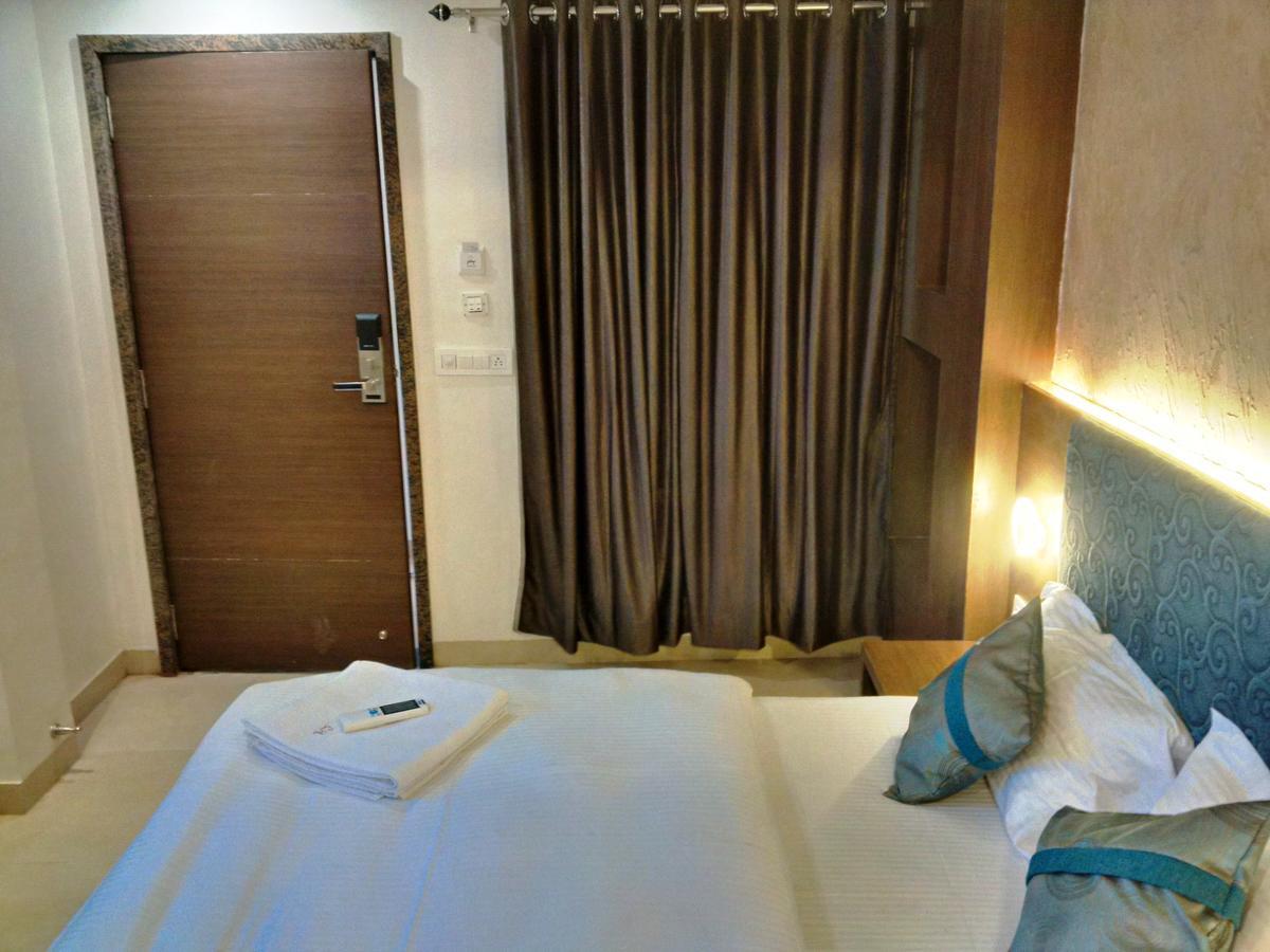 Hotel Chandragupta Ujjain Bagian luar foto