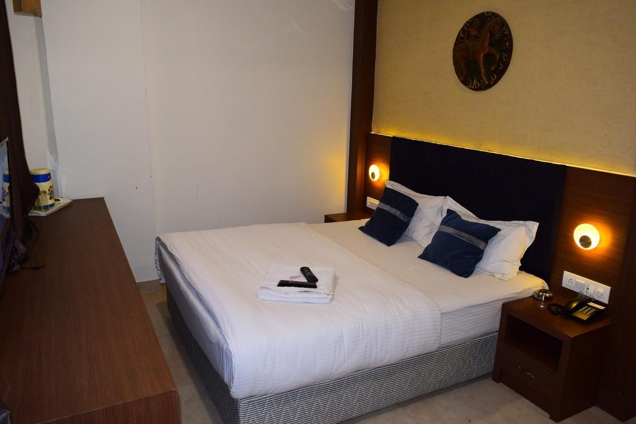 Hotel Chandragupta Ujjain Bagian luar foto
