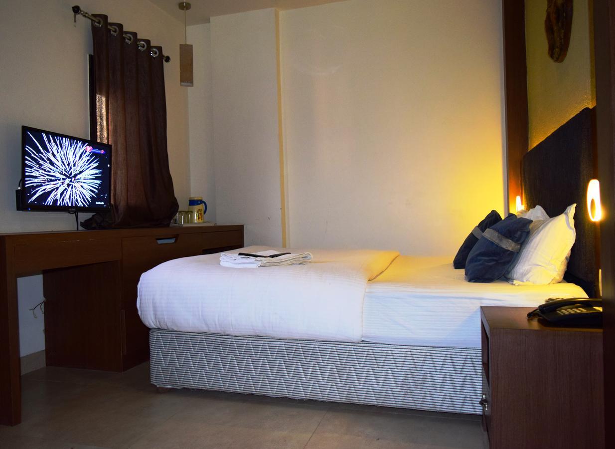 Hotel Chandragupta Ujjain Bagian luar foto