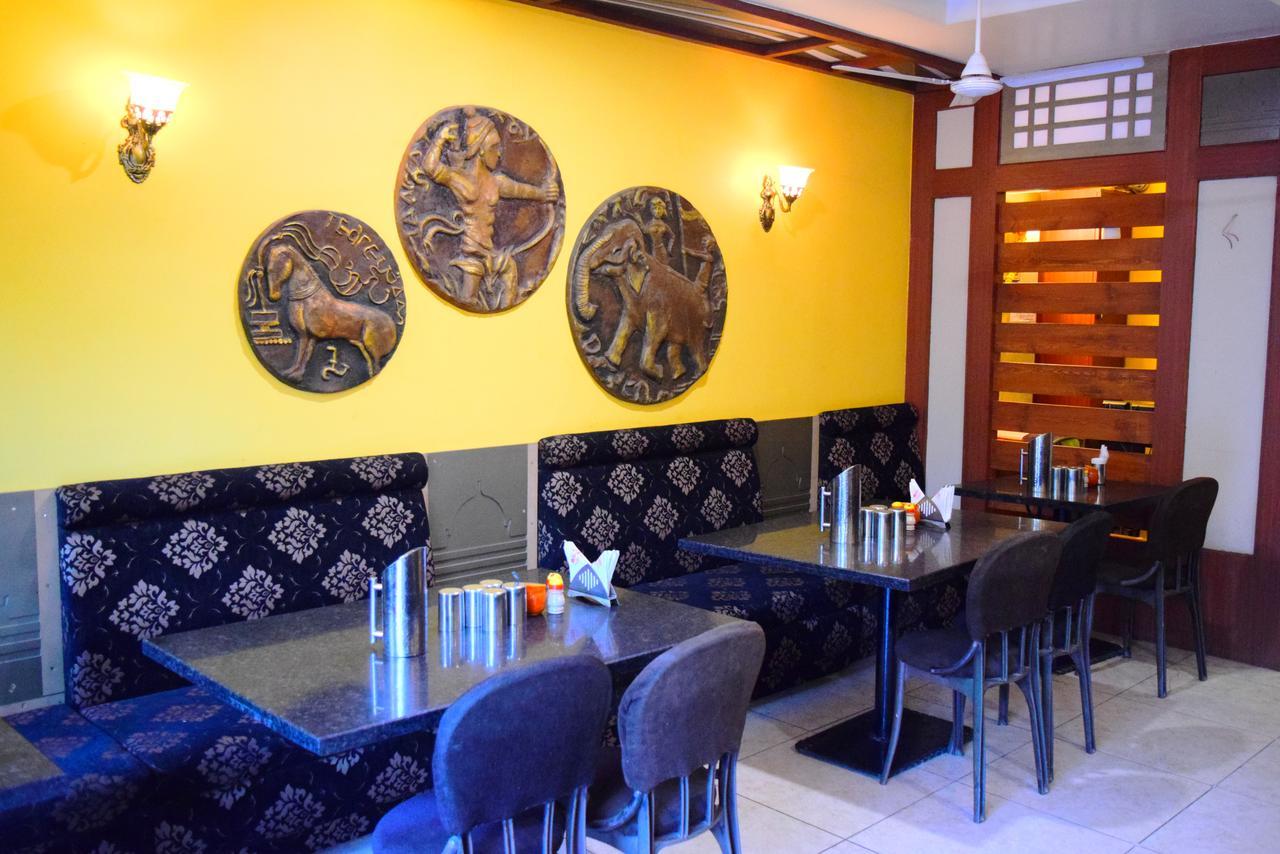 Hotel Chandragupta Ujjain Bagian luar foto