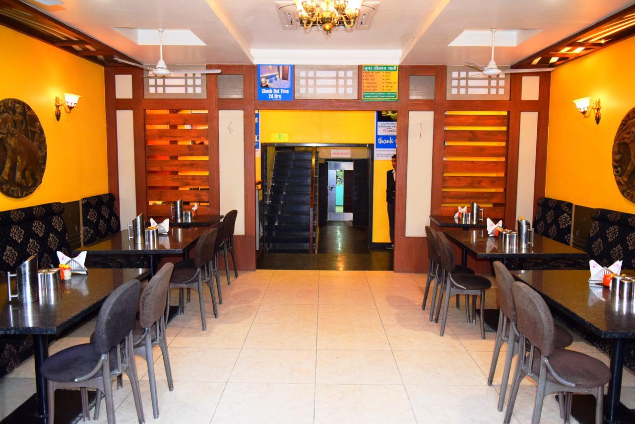Hotel Chandragupta Ujjain Bagian luar foto