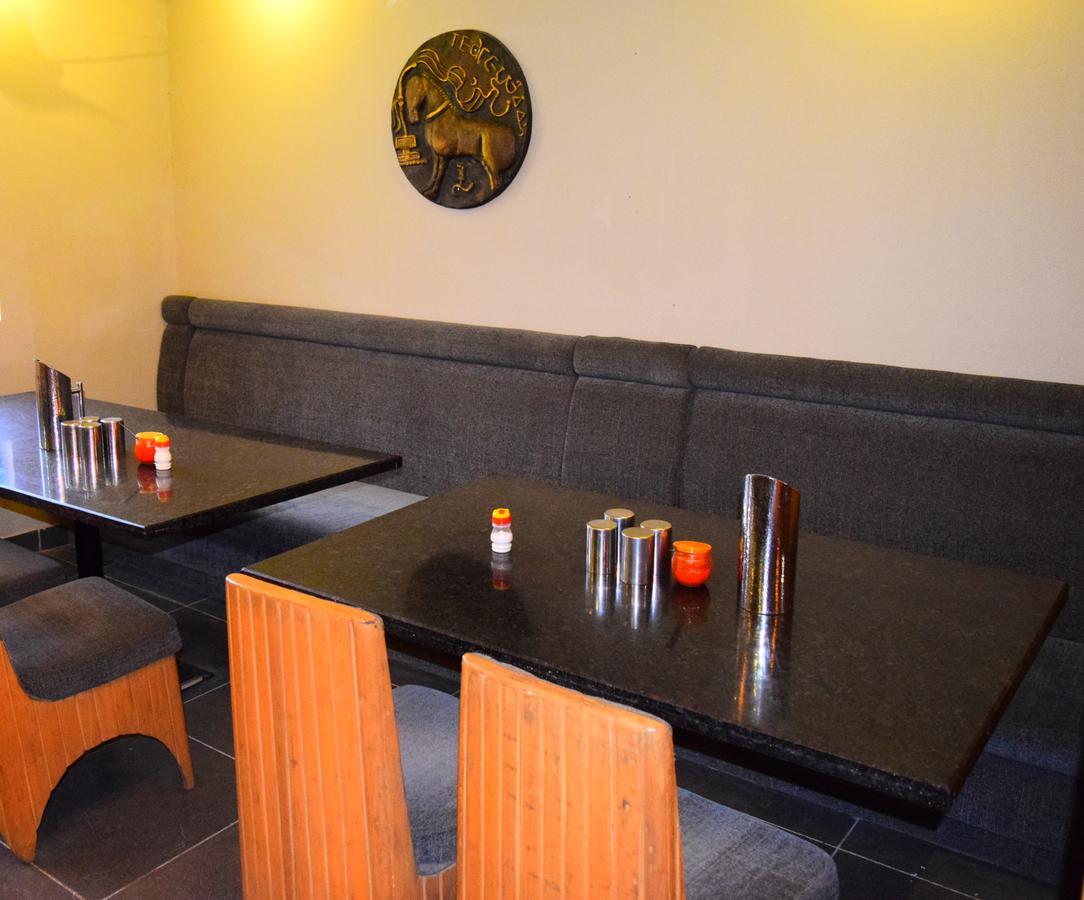 Hotel Chandragupta Ujjain Bagian luar foto