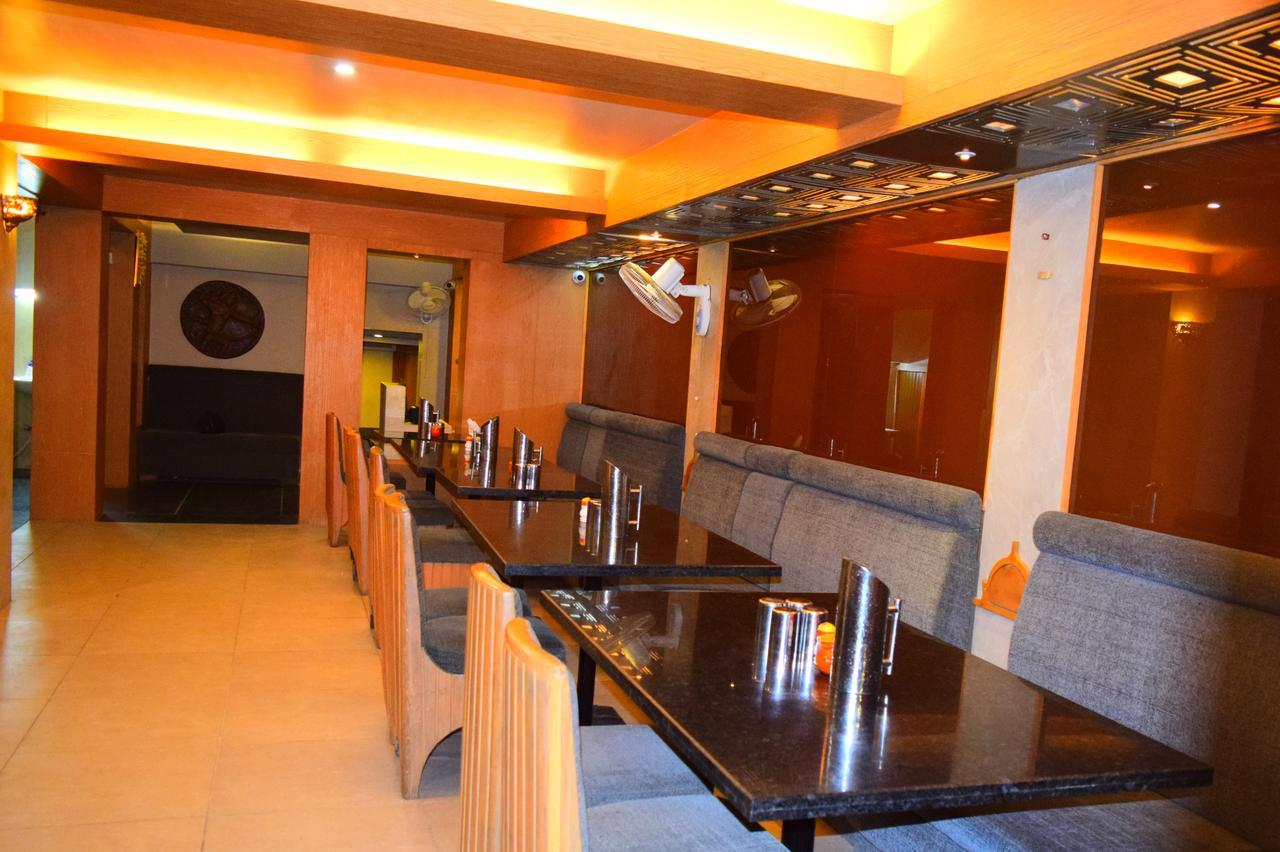 Hotel Chandragupta Ujjain Bagian luar foto