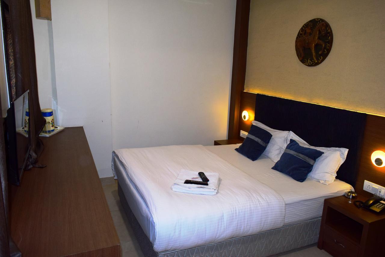 Hotel Chandragupta Ujjain Bagian luar foto