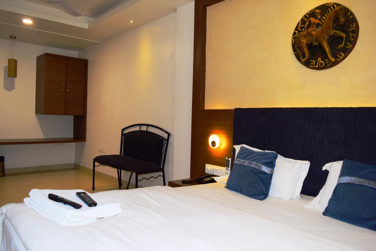 Hotel Chandragupta Ujjain Bagian luar foto