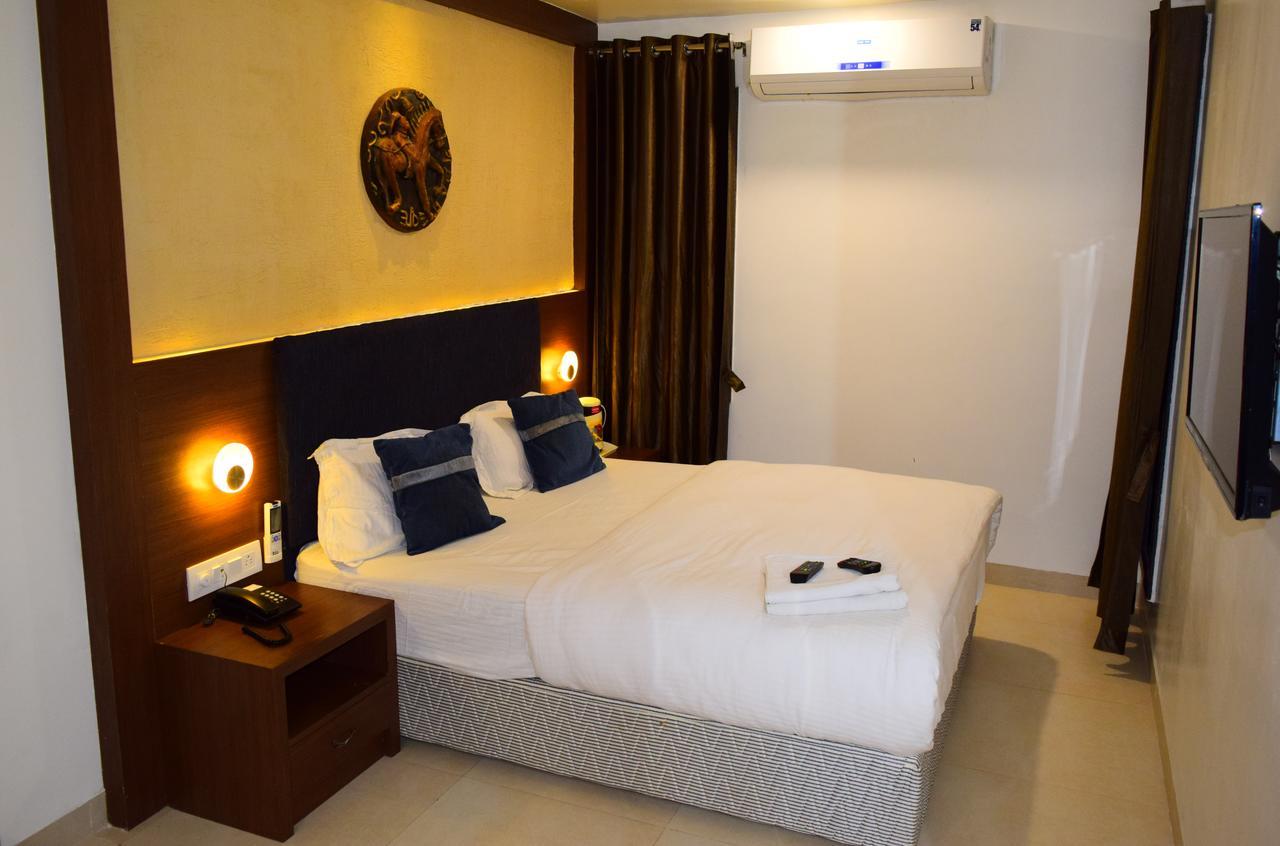 Hotel Chandragupta Ujjain Bagian luar foto
