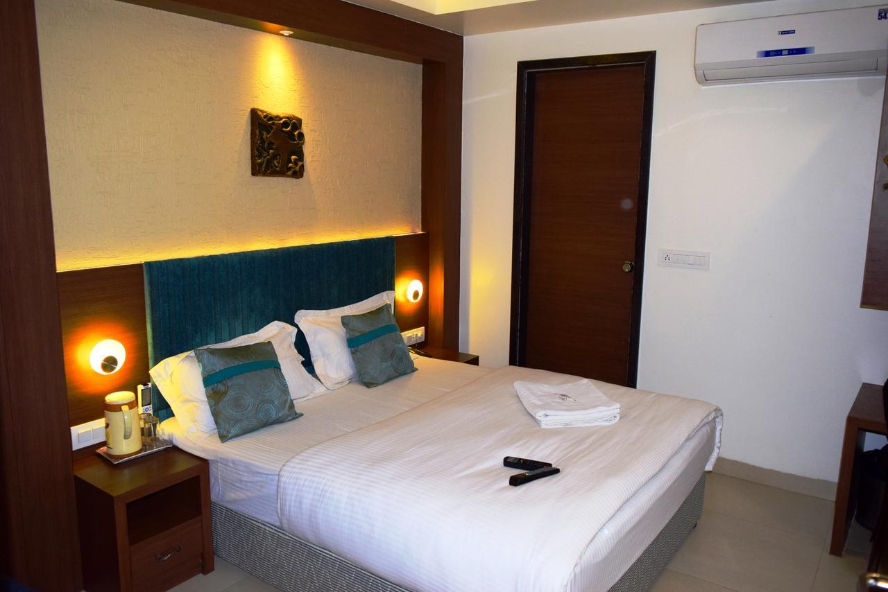 Hotel Chandragupta Ujjain Bagian luar foto